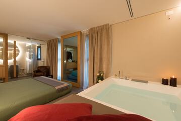 Deep soaking bathtub