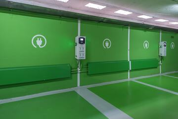 Electric vehicle charging station