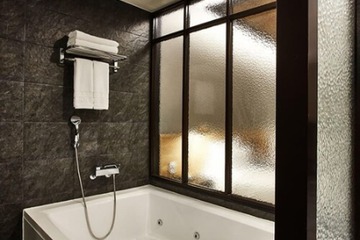 Deep soaking bathtub
