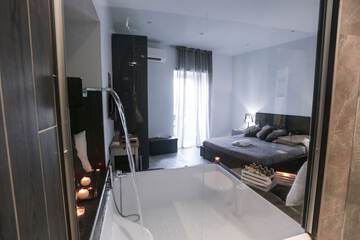 Deep soaking bathtub