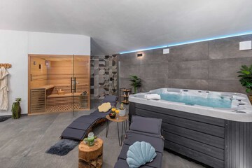 Indoor spa tub