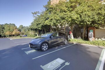 Electric vehicle charging station