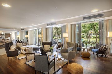 Lobby lounge