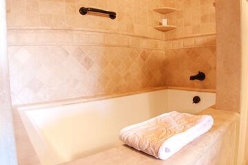 Deep soaking bathtub