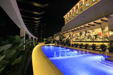 Indoor/outdoor pool
