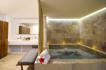 Indoor spa tub