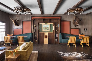 Lobby lounge