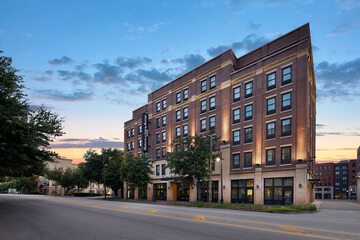 Fairfield Inn & Suites Savannah Downtown / Historic District