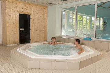 Indoor spa tub