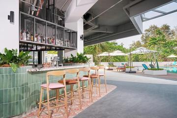 Poolside bar