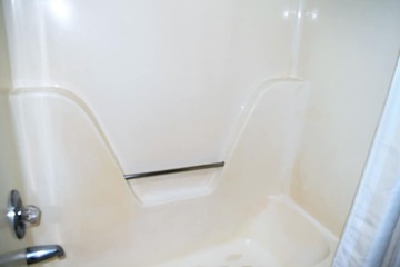 Deep soaking bathtub