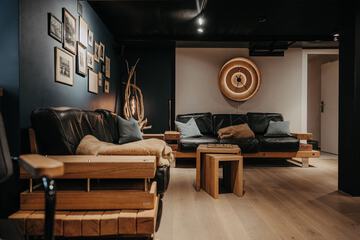 Lobby lounge