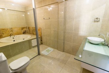 Deep soaking bathtub