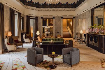 Lobby lounge