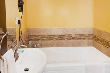 Deep soaking bathtub