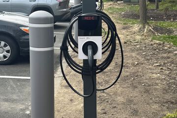 Electric vehicle charging station