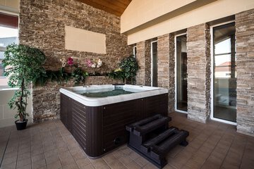 Indoor spa tub