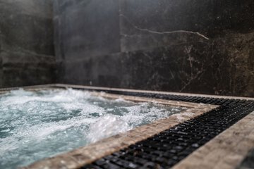 Indoor spa tub
