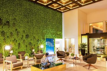 Lobby lounge