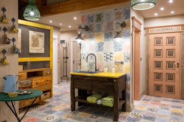 Indoor spa tub