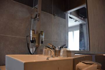 Bathroom sink