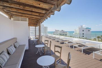 Poolside bar