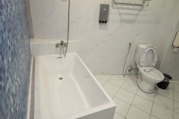 Deep soaking bathtub