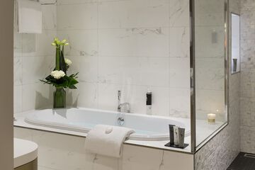 Deep soaking bathtub