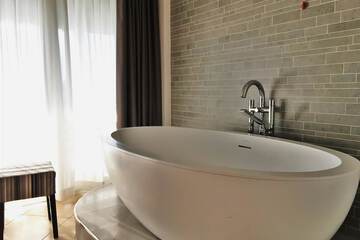 Deep soaking bathtub
