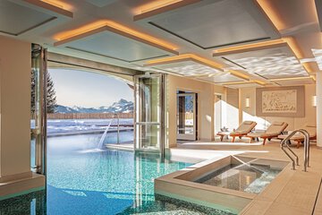 Indoor spa tub