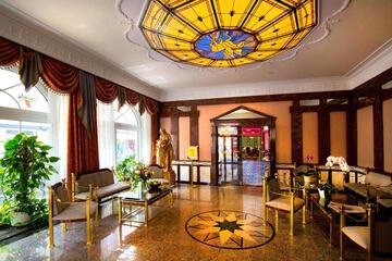 Lobby lounge