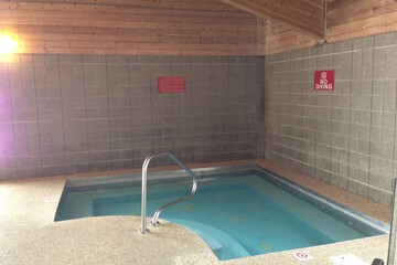 Indoor spa tub