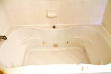 Deep Soaking Bathtub