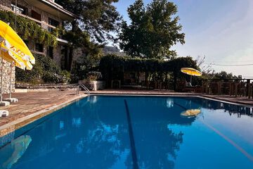 Swim-up bar