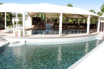 Indoor/outdoor pool