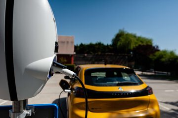 Electric vehicle charging station