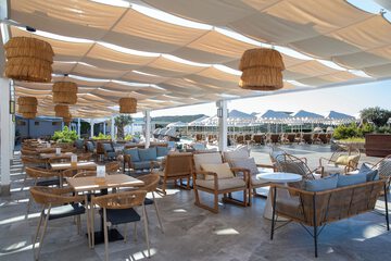 Poolside bar