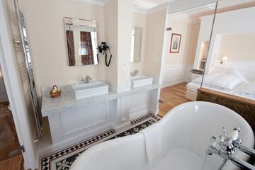 Deep soaking bathtub
