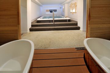 Indoor spa tub
