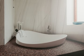 Deep soaking bathtub