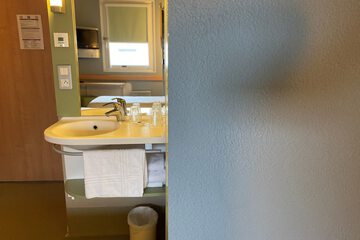 Bathroom sink