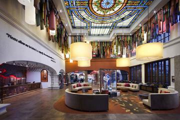 Lobby lounge