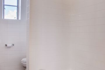 Deep soaking bathtub