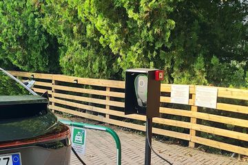 Electric vehicle charging station