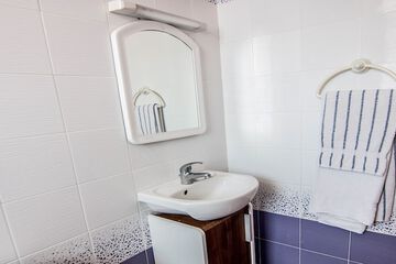 Bathroom sink