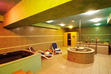 Indoor spa tub