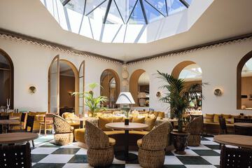 Lobby lounge