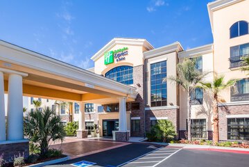 Holiday Inn Express & Suites Eureka by IHG