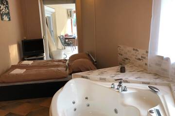 Private spa tub
