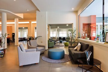 Lobby lounge